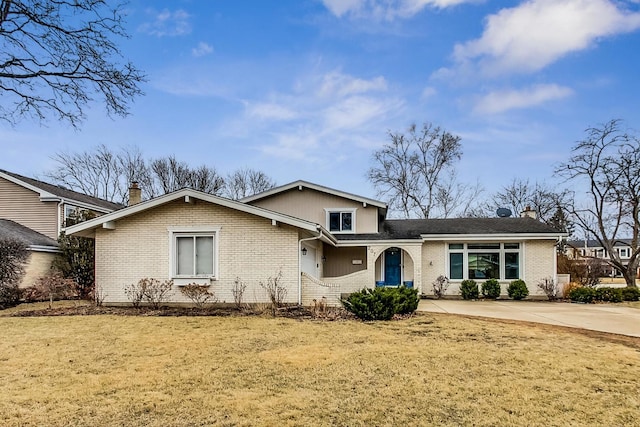 view of front of home featuring a front lawn and brick siding