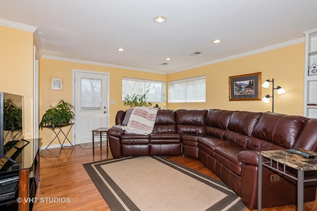 living area with visible vents, ornamental molding, recessed lighting, light wood-style floors, and baseboards