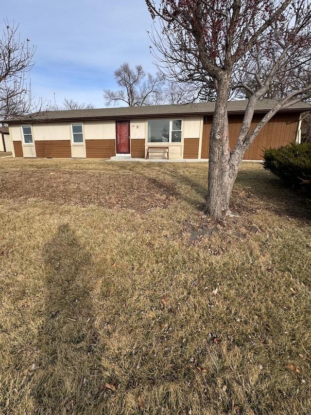 ranch-style house featuring a front lawn