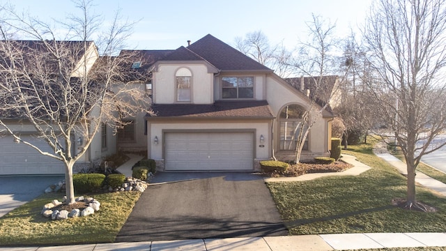 view of front facade featuring stucco siding, a garage, driveway, and a shingled roof