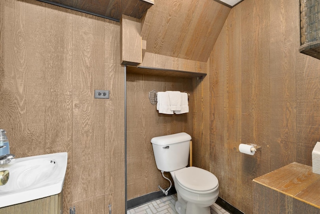 bathroom featuring a sink and toilet