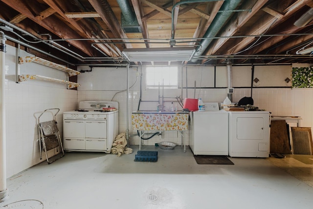 basement featuring washer and clothes dryer