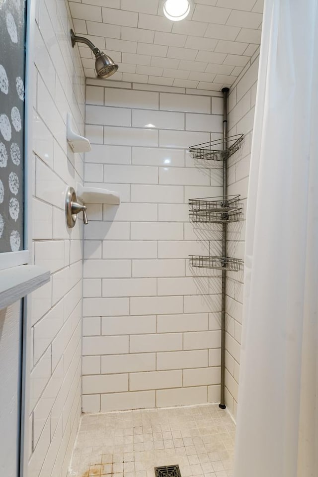 bathroom featuring tiled shower