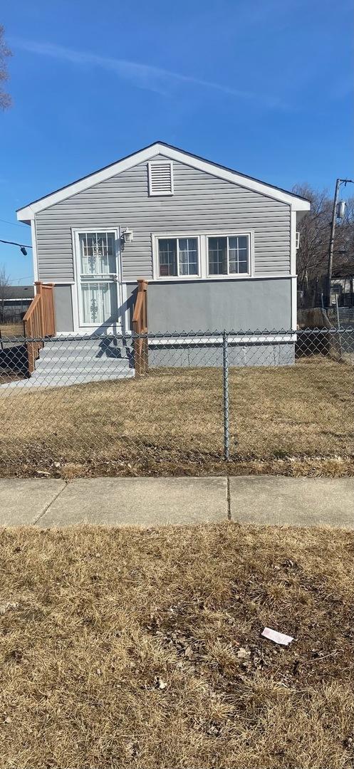 view of front facade with fence private yard