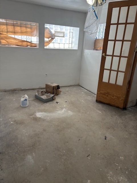 1519 E 68th St Unit 1, Chicago, IL 60637 - unfurnished room featuring plenty of natural light and concrete floors