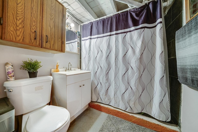 full bathroom featuring toilet, vanity, and a shower with curtain