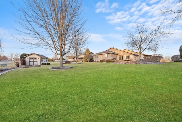 view of yard featuring an outdoor structure