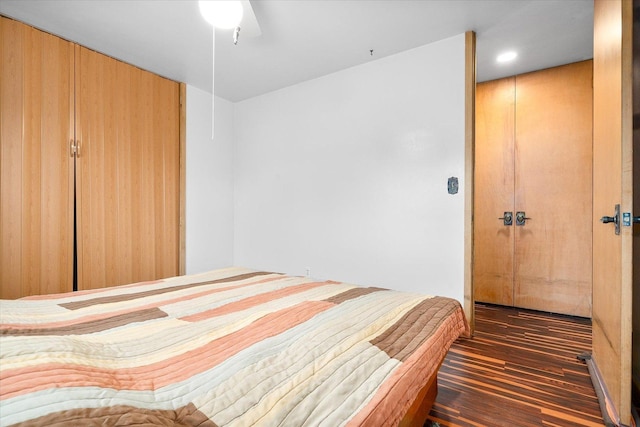 bedroom with dark wood-style floors and a ceiling fan