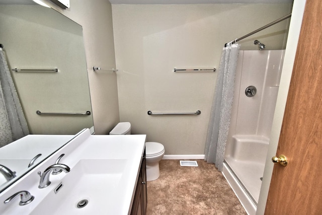 full bath with visible vents, toilet, vanity, a shower with curtain, and baseboards