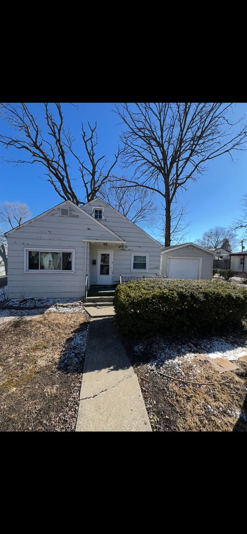 view of front of property featuring an outdoor structure