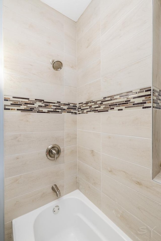 bathroom with washtub / shower combination