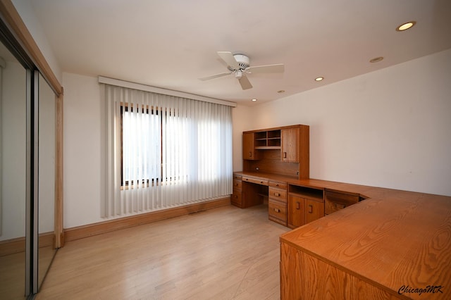 office area featuring light wood finished floors, built in desk, a ceiling fan, and recessed lighting