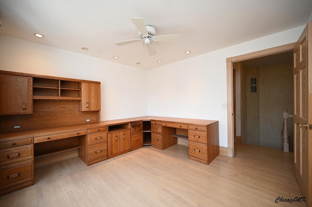 unfurnished office featuring recessed lighting, built in study area, a ceiling fan, and light wood-style floors