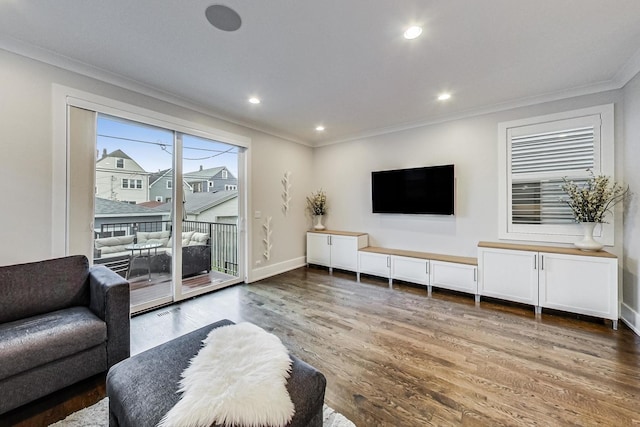 living area with recessed lighting, crown molding, baseboards, and wood finished floors