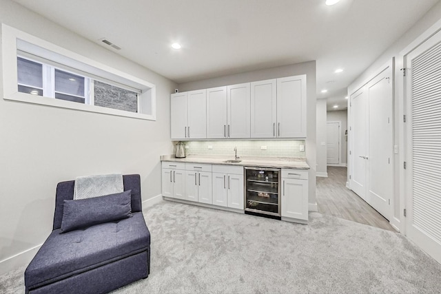 bar with beverage cooler, visible vents, decorative backsplash, baseboards, and recessed lighting