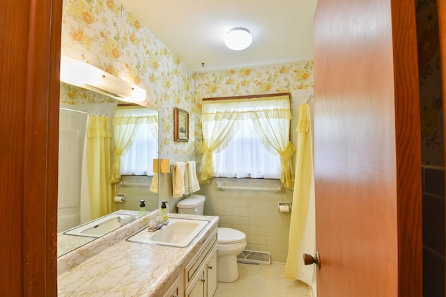 full bathroom featuring wallpapered walls, visible vents, toilet, a shower with curtain, and vanity