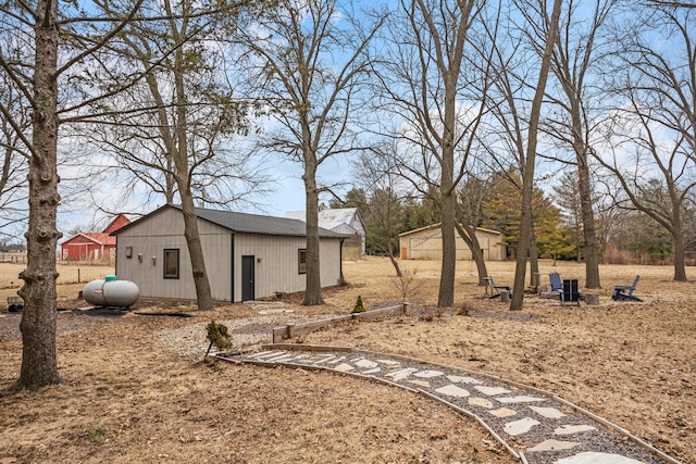 view of yard with an outdoor structure