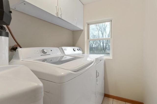 laundry room featuring cabinet space, baseboards, and independent washer and dryer