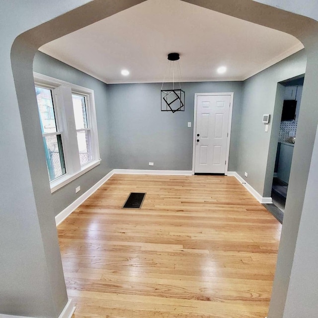 foyer featuring recessed lighting, light wood-type flooring, visible vents, and baseboards