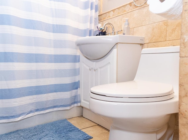 bathroom featuring toilet, a shower with shower curtain, tile walls, and tile patterned floors