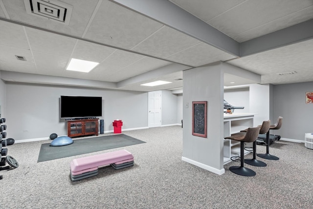 workout room featuring carpet floors, visible vents, and baseboards