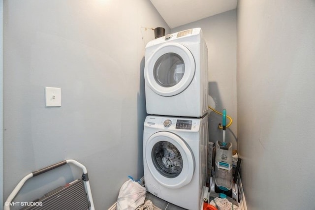 4904 W Fulton St, Chicago, IL 60644 - laundry room featuring estacked washer and dryer