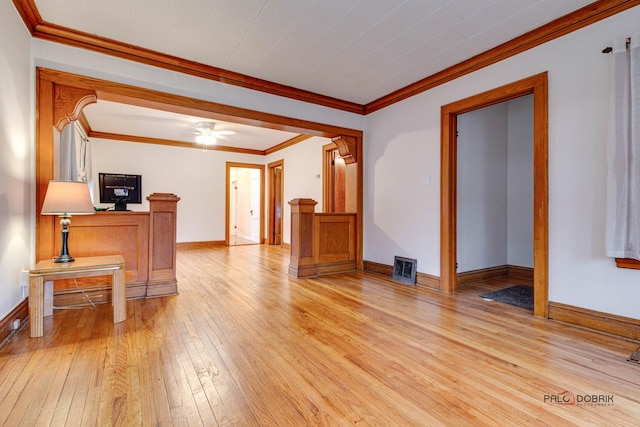 living area featuring ceiling fan, visible vents, baseboards, ornamental molding, and light wood-type flooring