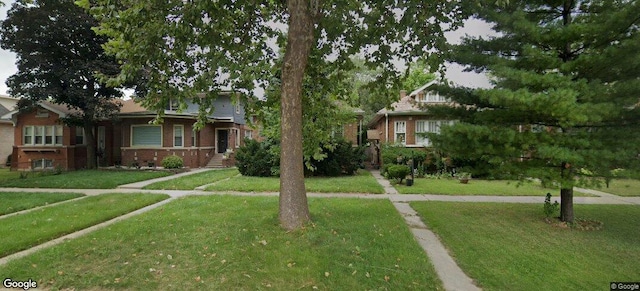 view of front of home featuring brick siding and a front yard