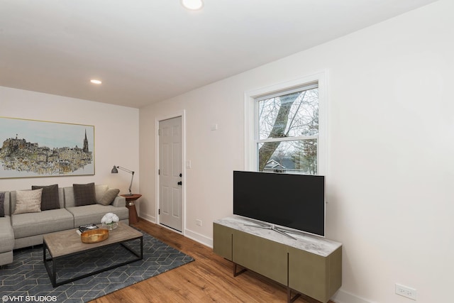 living area featuring recessed lighting, baseboards, and wood finished floors