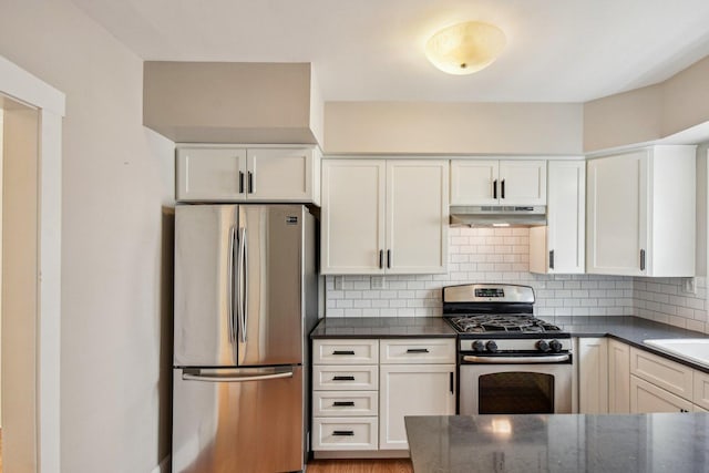 kitchen with stainless steel appliances, under cabinet range hood, white cabinets, and backsplash