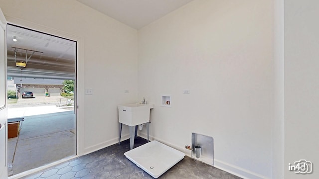 clothes washing area featuring laundry area, baseboards, hookup for a gas dryer, and washer hookup