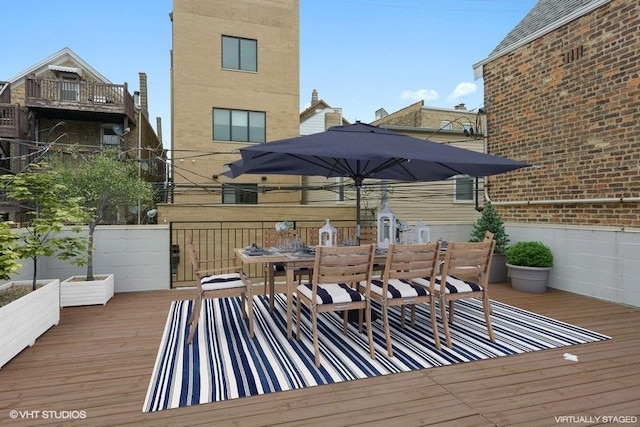 deck with outdoor dining space