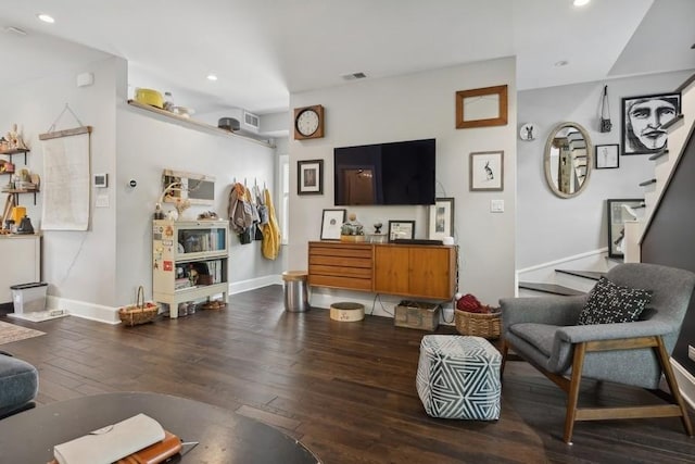 living area with recessed lighting, baseboards, visible vents, and hardwood / wood-style floors