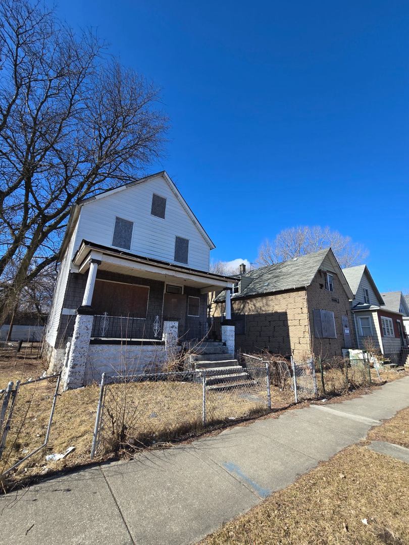 view of front of property featuring a porch and a fenced front yard