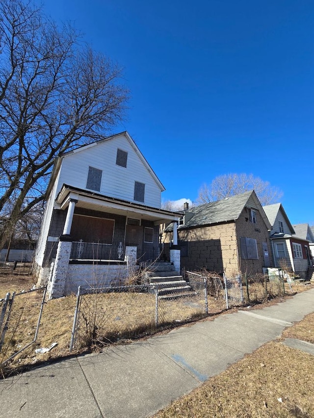 view of front of property featuring a porch and a fenced front yard