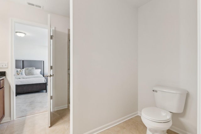 bathroom with visible vents, baseboards, toilet, ensuite bath, and vanity