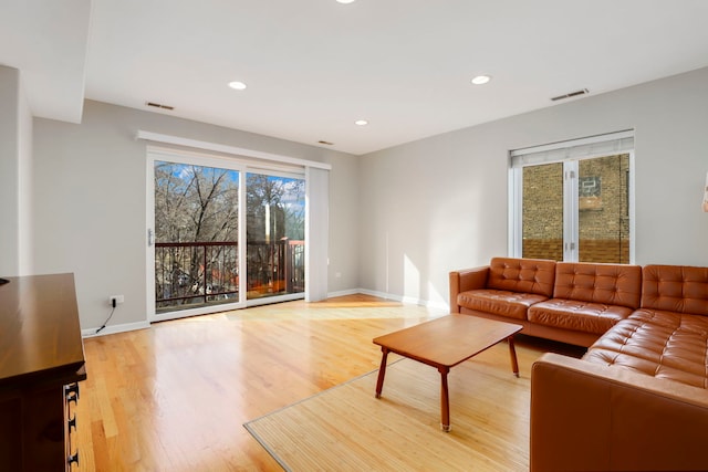 living room featuring visible vents, recessed lighting, light wood-type flooring, and baseboards