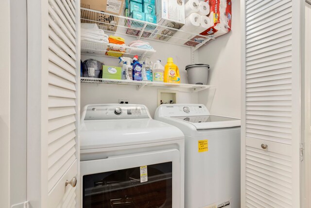 washroom with laundry area and independent washer and dryer