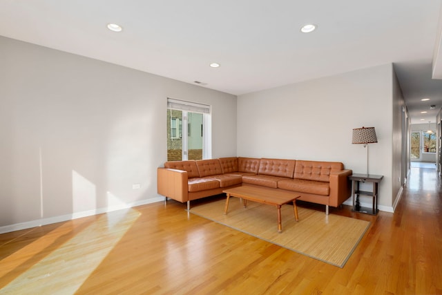 living room featuring visible vents, recessed lighting, baseboards, and light wood finished floors