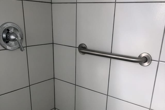 details featuring tiled shower