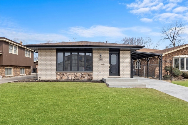 view of front of home with a front lawn and brick siding