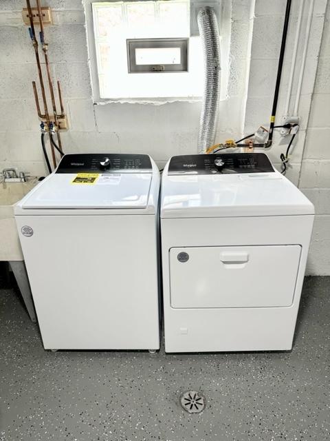 washroom with washing machine and dryer