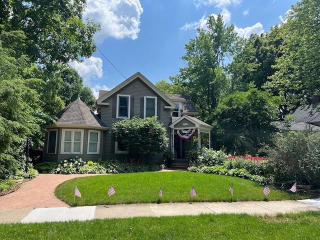 view of front facade with a front lawn