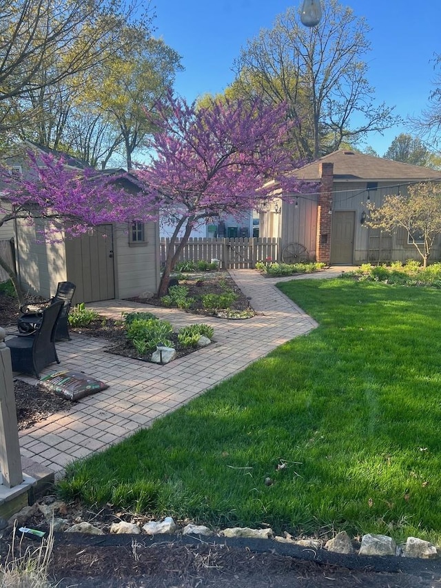 view of yard with an outbuilding and fence