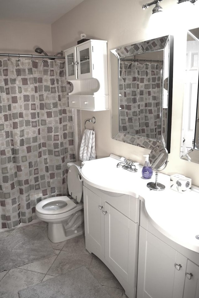 bathroom with a shower with shower curtain, toilet, and vanity