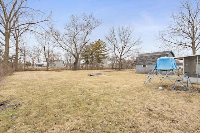 view of yard with an outbuilding