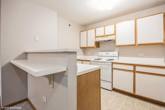 kitchen with under cabinet range hood, a peninsula, light countertops, white range with electric stovetop, and a kitchen bar