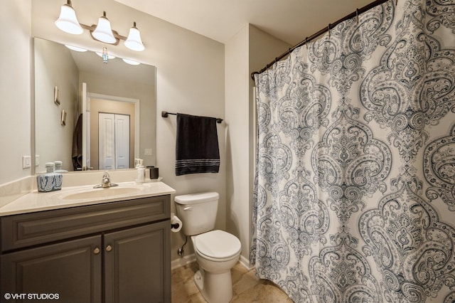 full bath featuring curtained shower, vanity, toilet, and baseboards