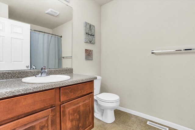 full bathroom featuring visible vents, toilet, vanity, and baseboards