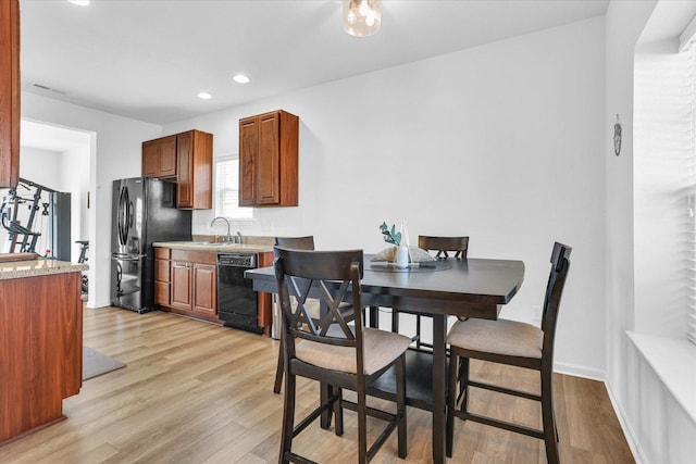 dining room featuring visible vents, recessed lighting, light wood-style floors, and baseboards